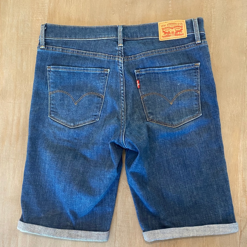 Levi's Women's Jean Bermuda Short 10 inch length, Size 29